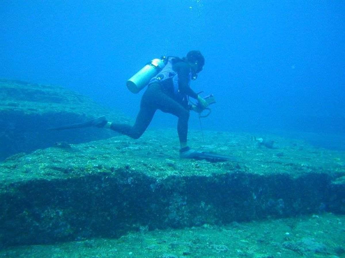 Foto: Un submarinista en las estructuras de Yonaguni. (Wikipedia)