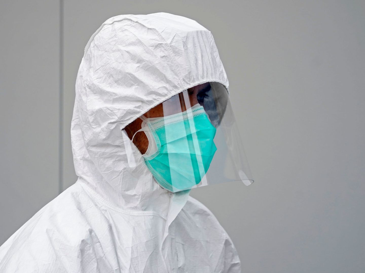 Un trabajador sanitario, con una máscara protectora. (EFE)
