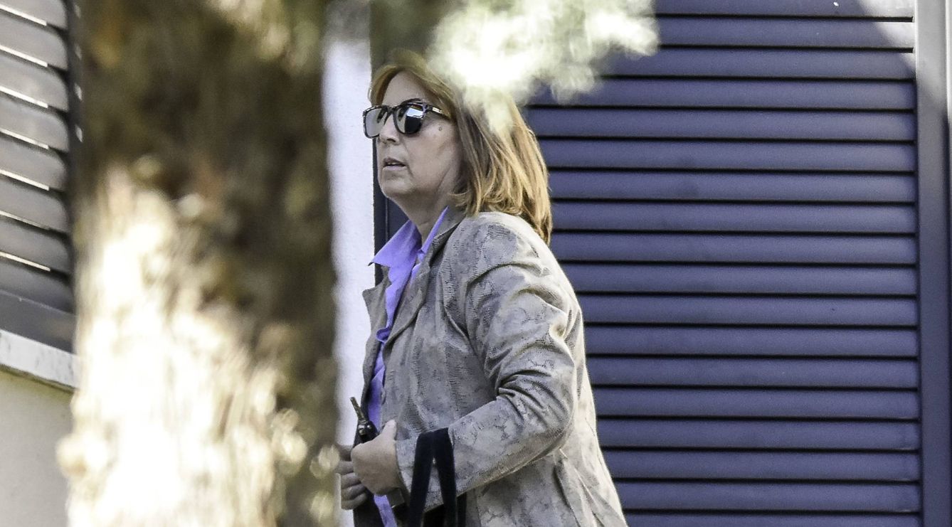  Charo Carracedo, directora de 'Semana' en la puerta de la casa de Campos