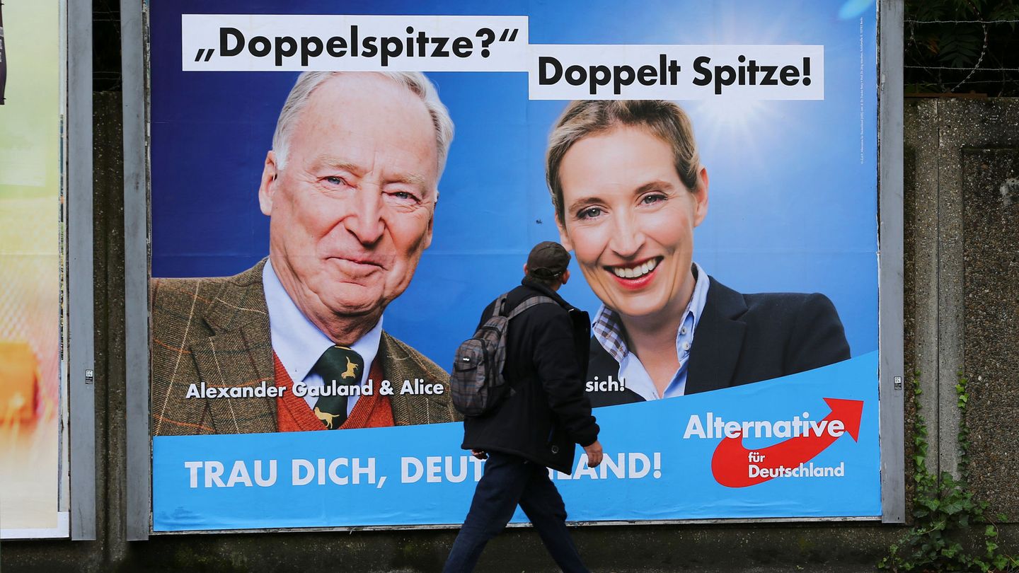 Alexander Gauland y Alice Weidel en un poster electoral de Alternativa para Alemania, en Duisburg. (Reuters)