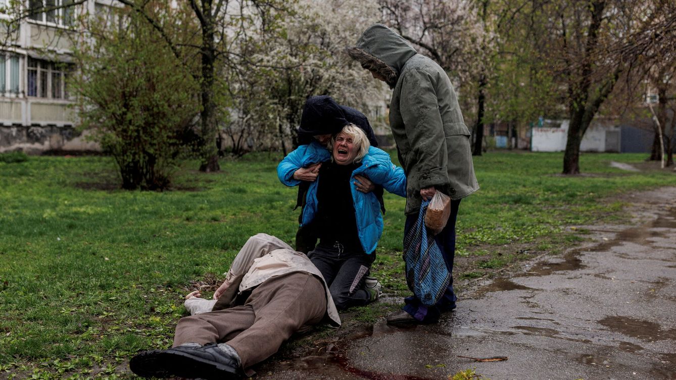 Foto: Yana Bachek es sostenida por su pareja Yevgeniy Vlasenko mientras llora desconlada al ver el cuerpo sin vida de su padre, de 79 años, muerto durante un bombardeo en la ciudad de Járkov, en Ucrania. (Reuters/ Yevgeniy Vlasenko)