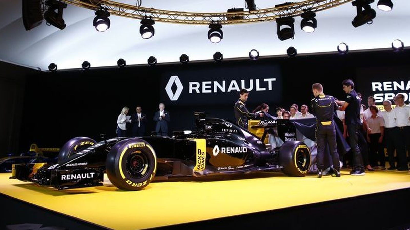 Foto: Los pilotos de Renault descubriendo su nuevo monoplaza.