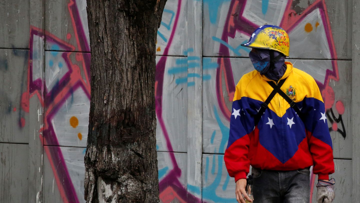 Un joven durante los enfrentamientos con la Guardia Bolivariana en Caracas. (Reuters)