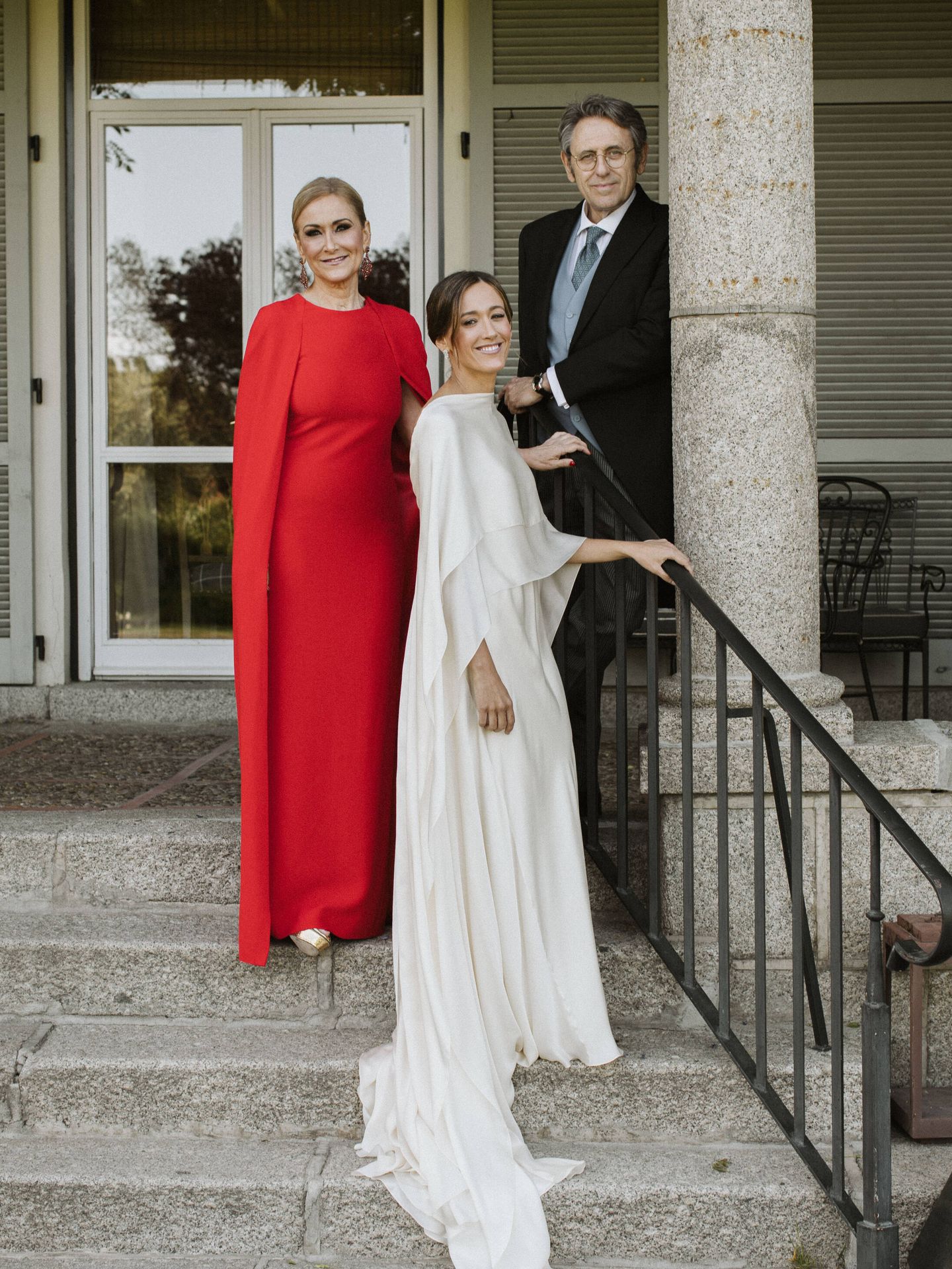 Cristina Cifuentes, emocionada, posa en la boda de su hija. (Plata.Forma)