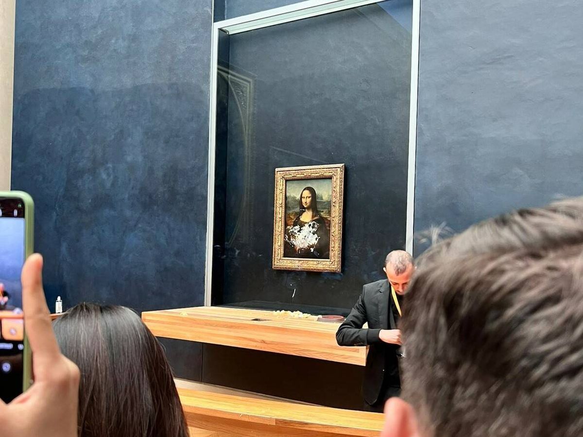 Foto: Un visitante ataca el cuadro de la Gioconda en el Louvre (Foto: Elena Parrondo Pastor)