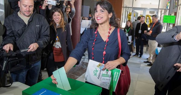 Foto: Teresa Rodríguez vota en Cádiz. (EFE)