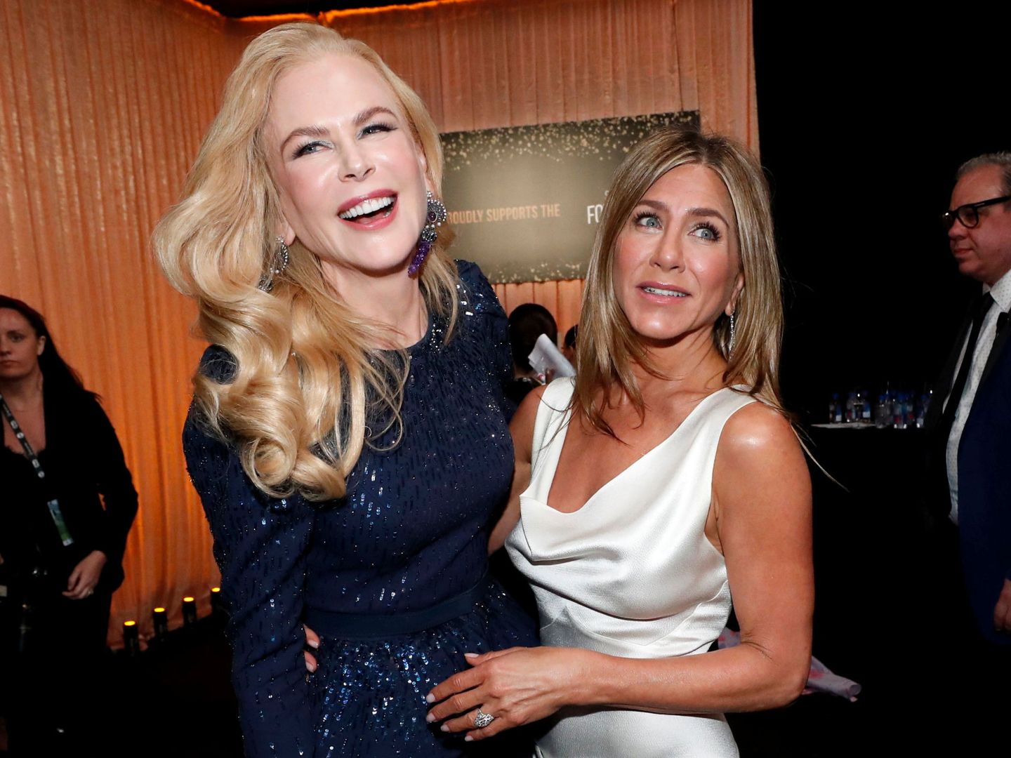Nicole Kidman y Jennifer Aniston hablando, tal vez, de huevos duros.  (Reuters)