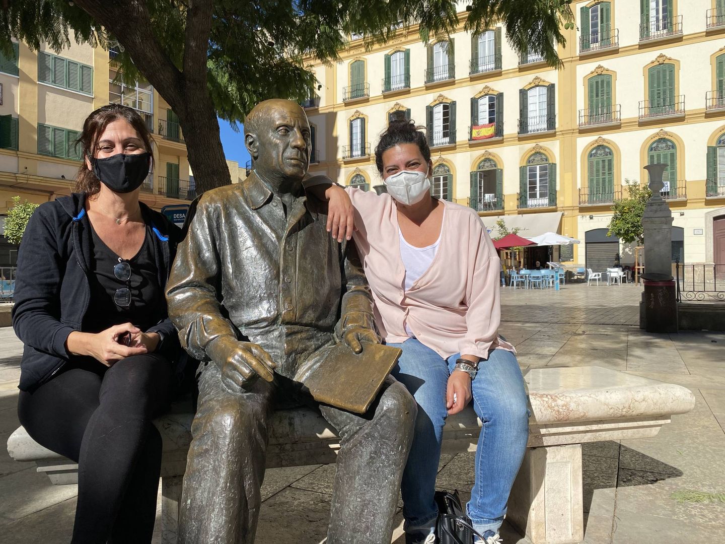 Susana Sánchez y Ana Ballesteros, junto a la estatua de Picasso. (Agustín Rivera)