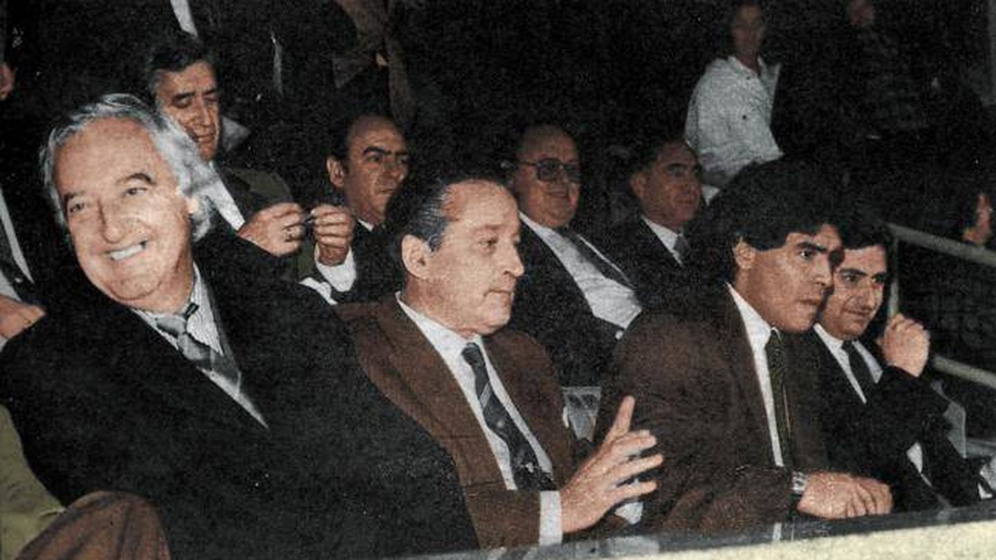 Ramón Mendoza, junto a Diego Armando Maradona, en el palco del Bernabéu. 