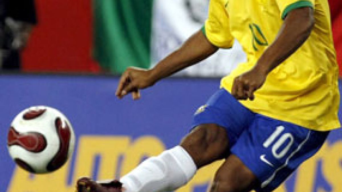 Pato aparta a Ronaldinho de Brasil