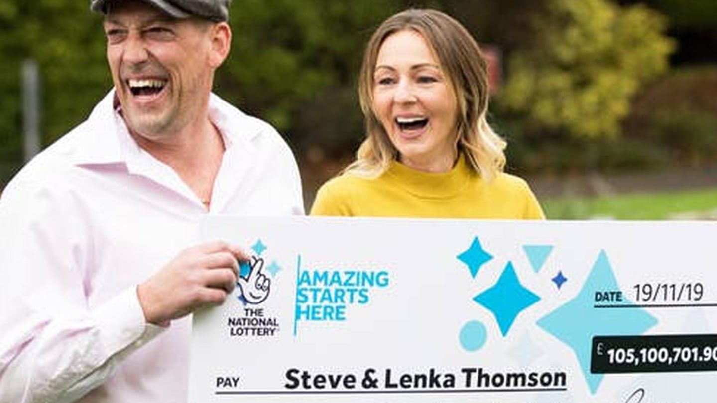 Steve y Lenka, con su flamante cheque (Foto: National Lottery)