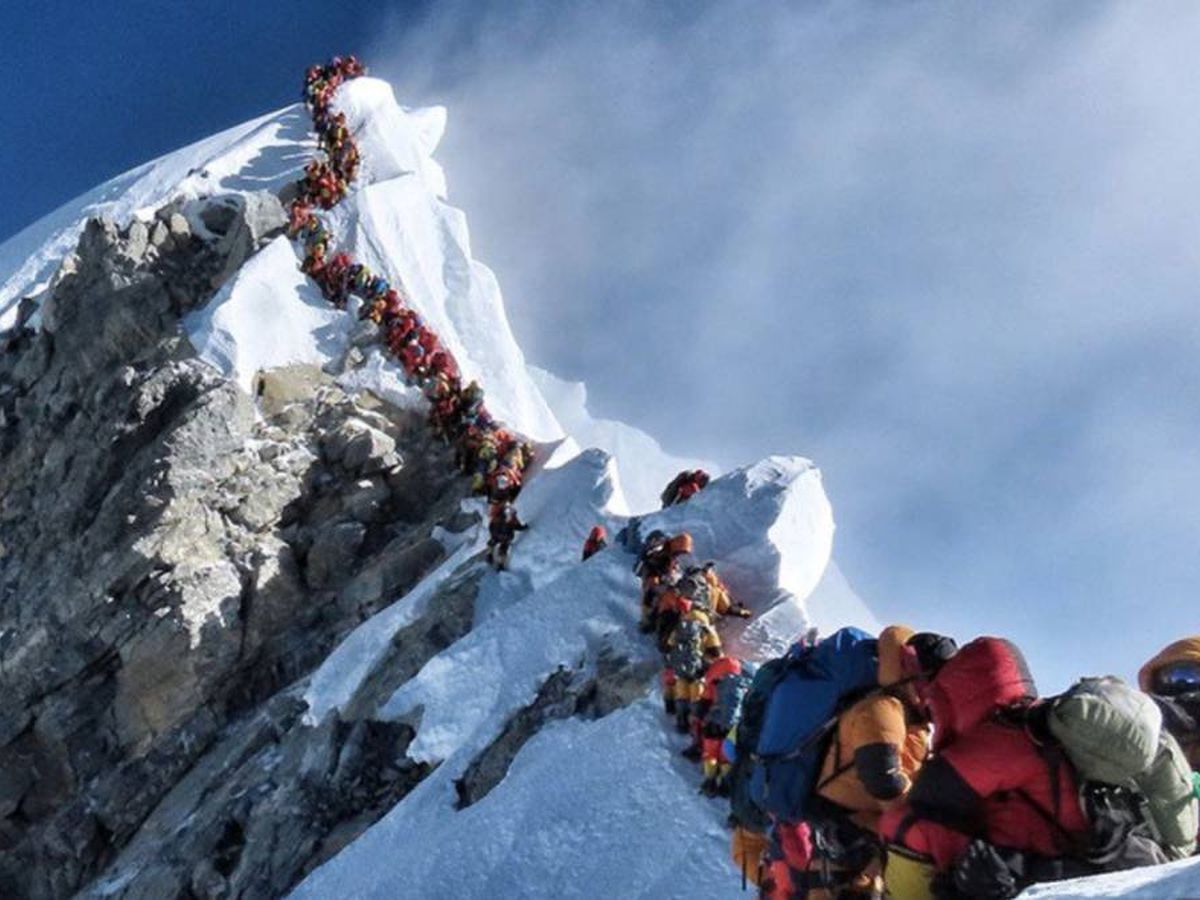 Foto: Colas para subir a la cima del Everest, ¿se repetirá esta foto?