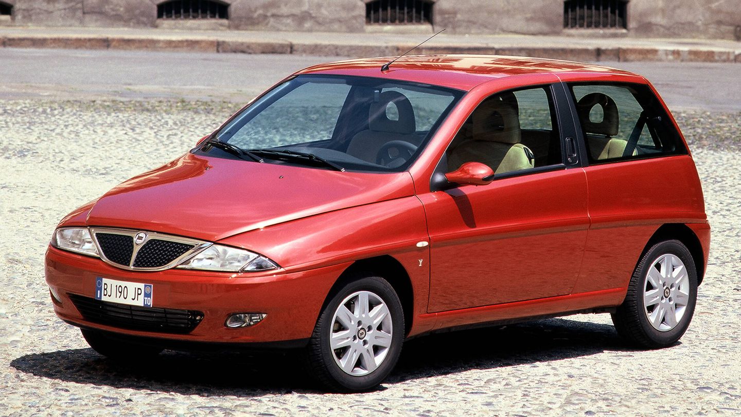 Para relevar al Y10, Lancia presentó en 1995 la primera generación del Ypsilon.