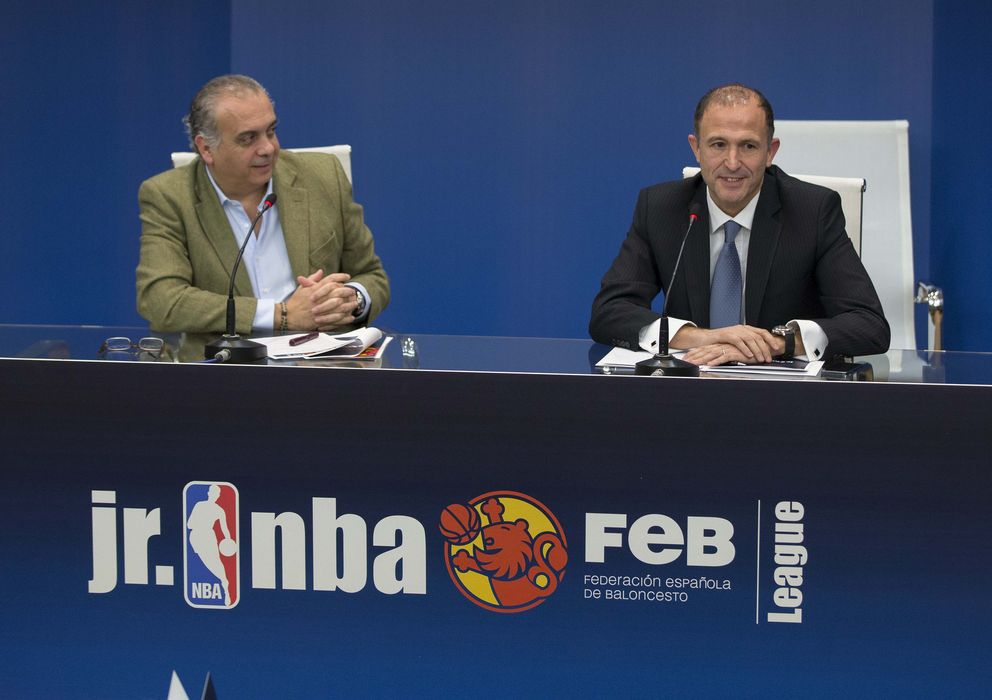 Foto: José Luis Sáez (izq.) y Jesús Bueno (der.) durante la presentación de la Liga Junior (Foto: FEB)