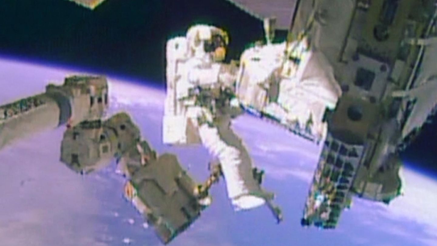 El astronauta Mike Hopkins trabaja en el exterior de la ISS (Reuters).