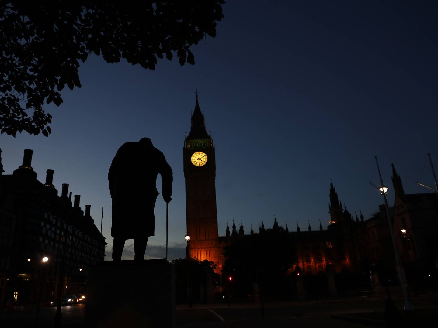 La estatua de Winston Churchill ante el Parlamento británico, en Londres. (Reuters)