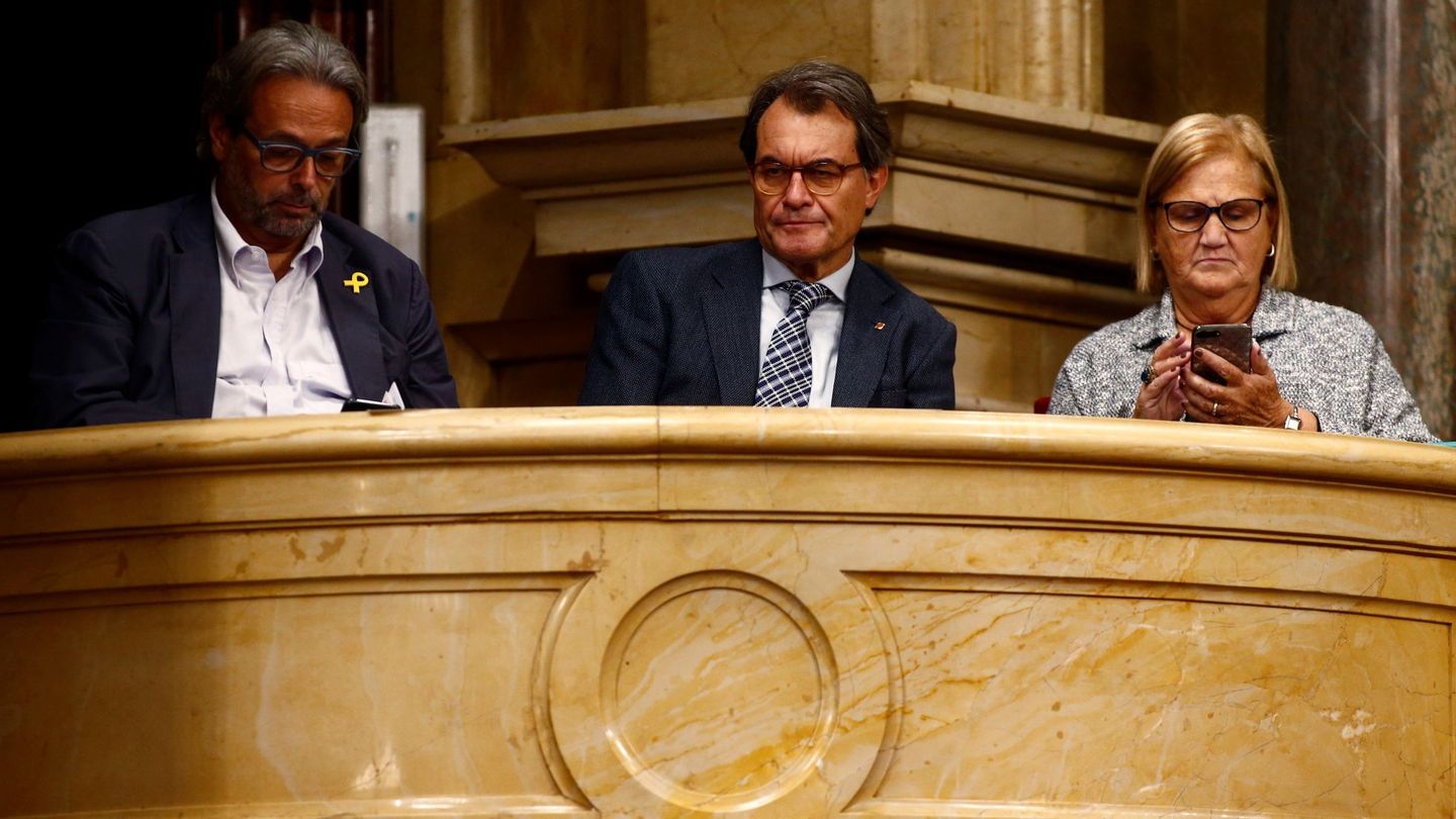 Artur Mas (c), acompañado de los expresidentes del Parlament Ernest Benach (i) y Nuria de Gispert (d). (EFE)