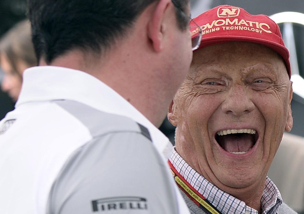 Foto: Niki Lauda riéndose junto a Eric Boullier.