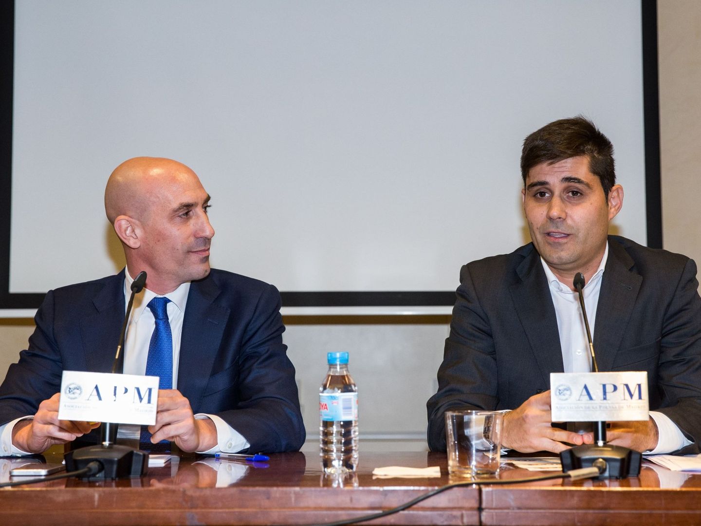 Luis Rubiales (i) y David Aganzo en una rueda de prensa celebrada en noviembre de 2017. (EFE)