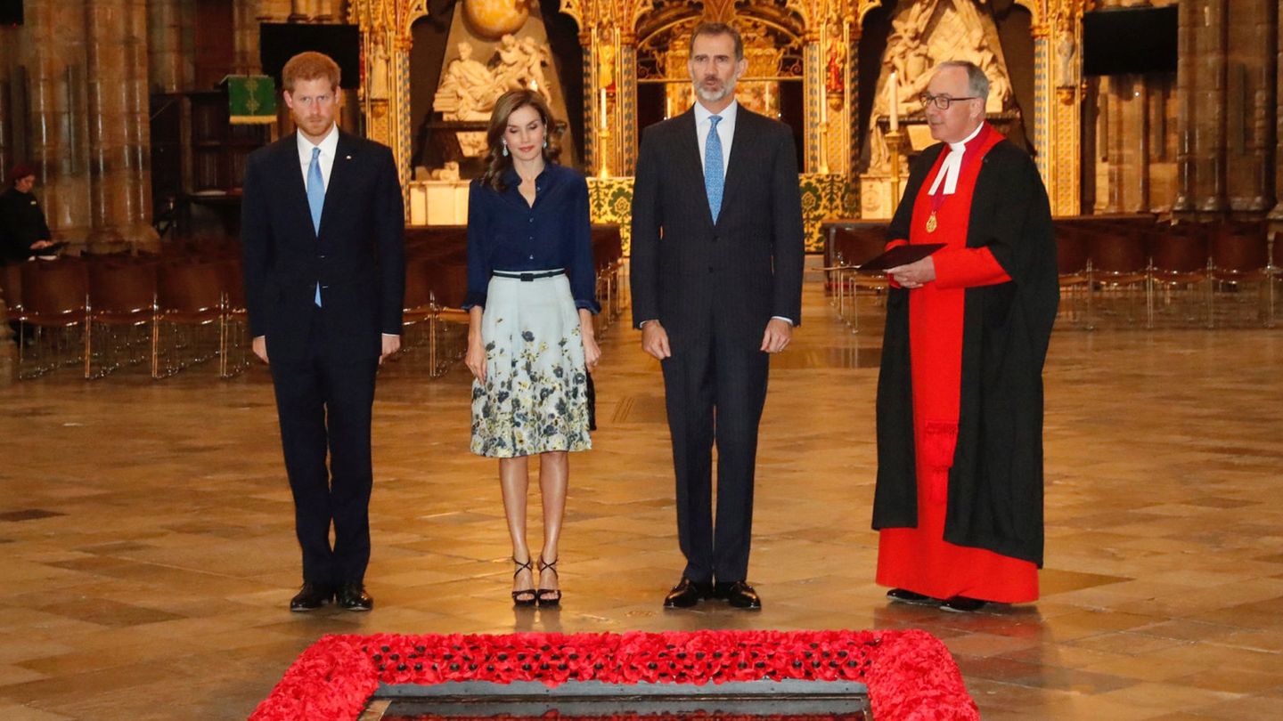 Los Reyes, con el príncipe Harry. (Casa Real/Francisco Gómez)