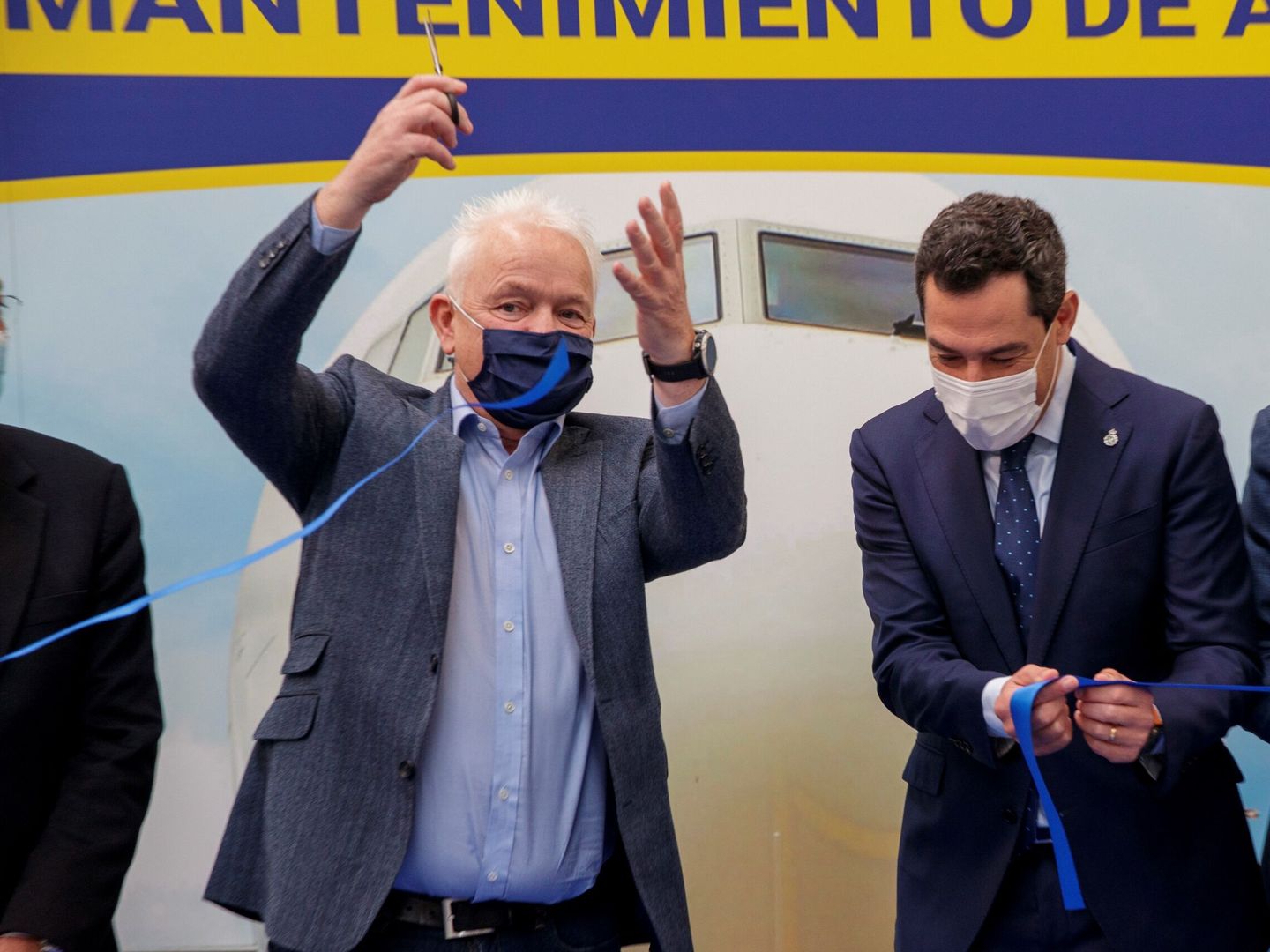 El presidente de la Junta de Andalucía, Juanma Moreno (d), y el consejero delegado de Ryanair, Eddie Wilson. (EFE/Julio Muñoz )