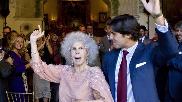 La duquesa de Alba bailando, con Francisco Rivera en una imagen de archivo. (EFE/Julio Muñoz)
