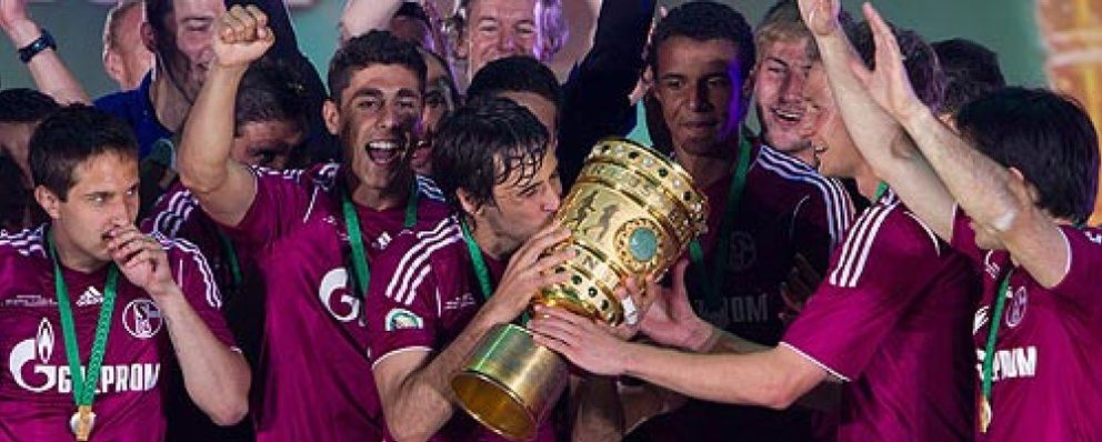 Foto: Raúl vuelve a torear y culmina su gran año en el Schalke con la Copa de Alemania