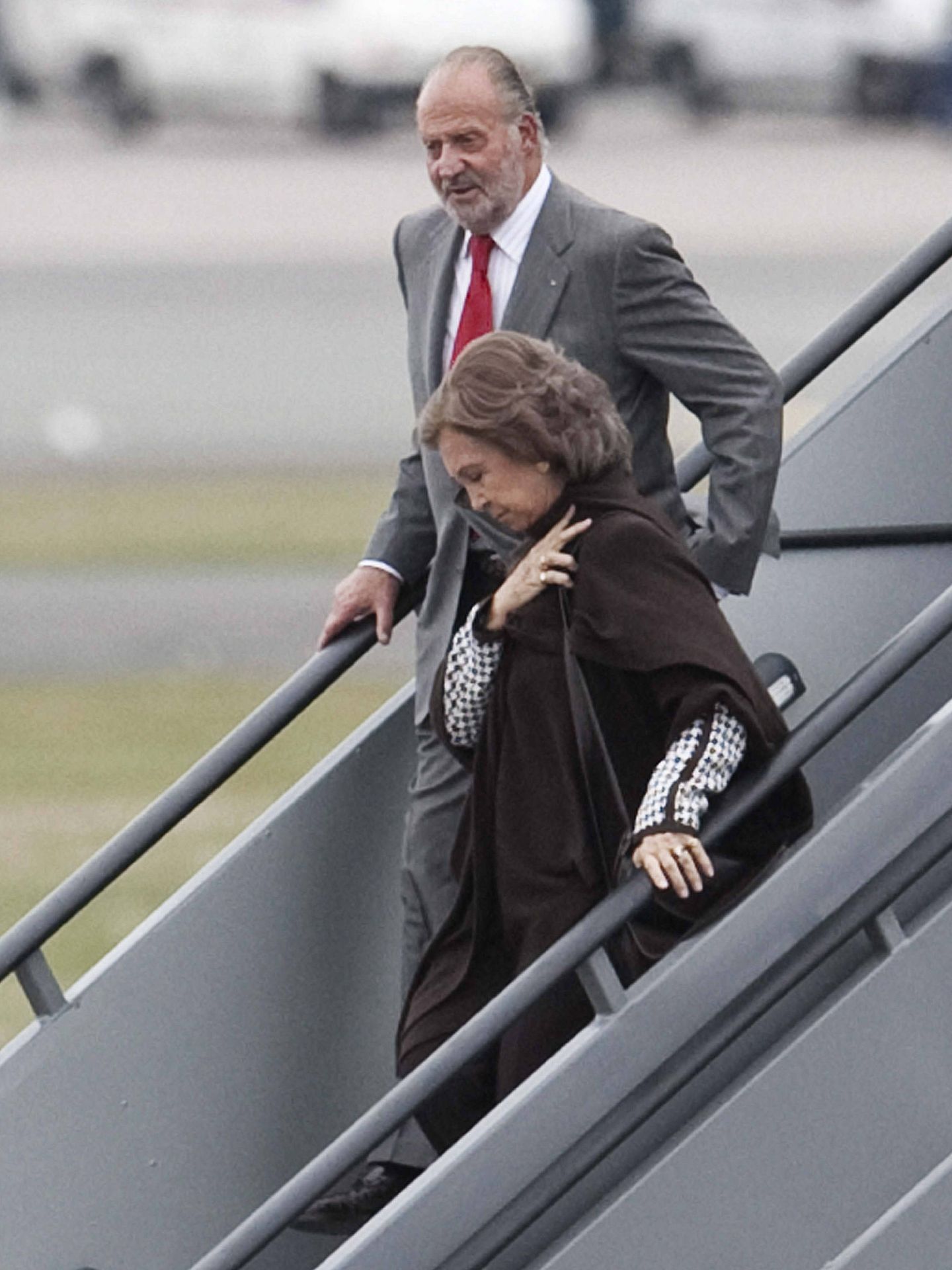 Los reyes Juan Carlos y Sofía, bajando de un avión. (EFE)