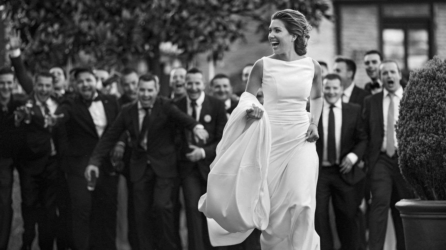 La novia corre delante de sus amigos. (Fotografía: Galería Estudio Fotográfico)