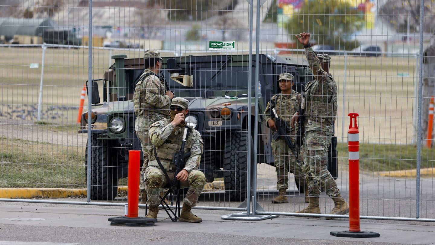 Agentes de la Guardia Nacional de Texas bloquean el paso a Shelby Park. (EFE)