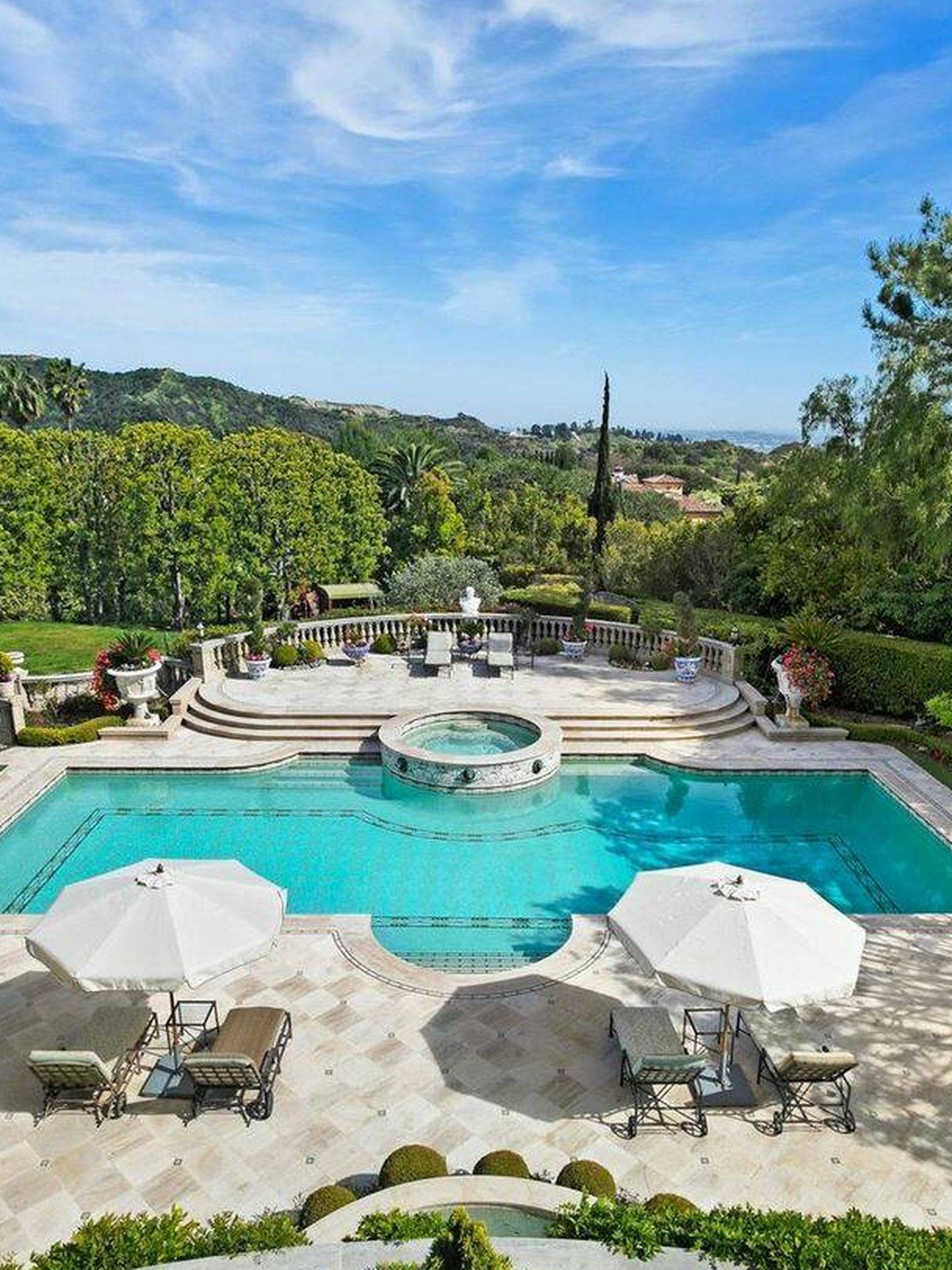 Foto de la piscina y las impresionantes vistas que tiene la zona de jardines de la mansión de Rod Stewart. (Instagram/@michelleoliverla)