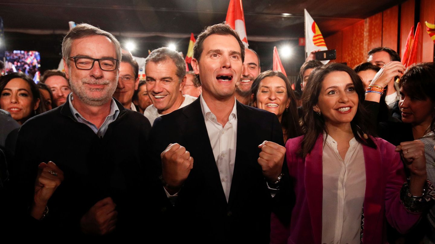 José Manuel Villegas, Albert Rivera e Inés Arrimadas en el cierre de campaña. (Reuters)