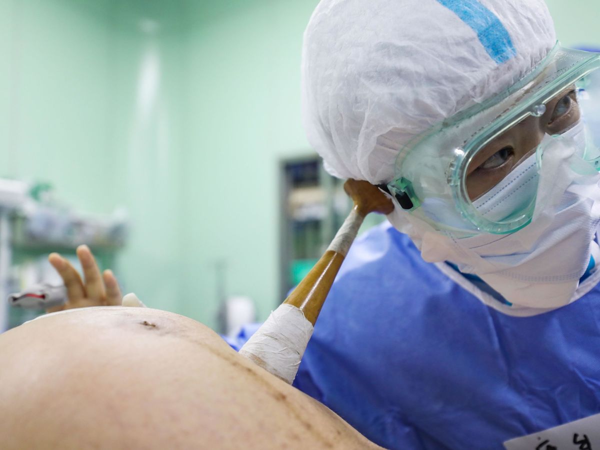 Foto: Los médicos tuvieron que llevar protecciones especiales, como ya ha sucedido en China (EFE/Yuan Zheng)