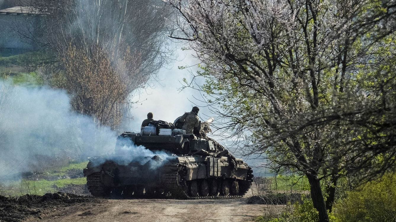 Foto: Soldados ucranianos manejan un tanque en Bajmut. (Reuters)