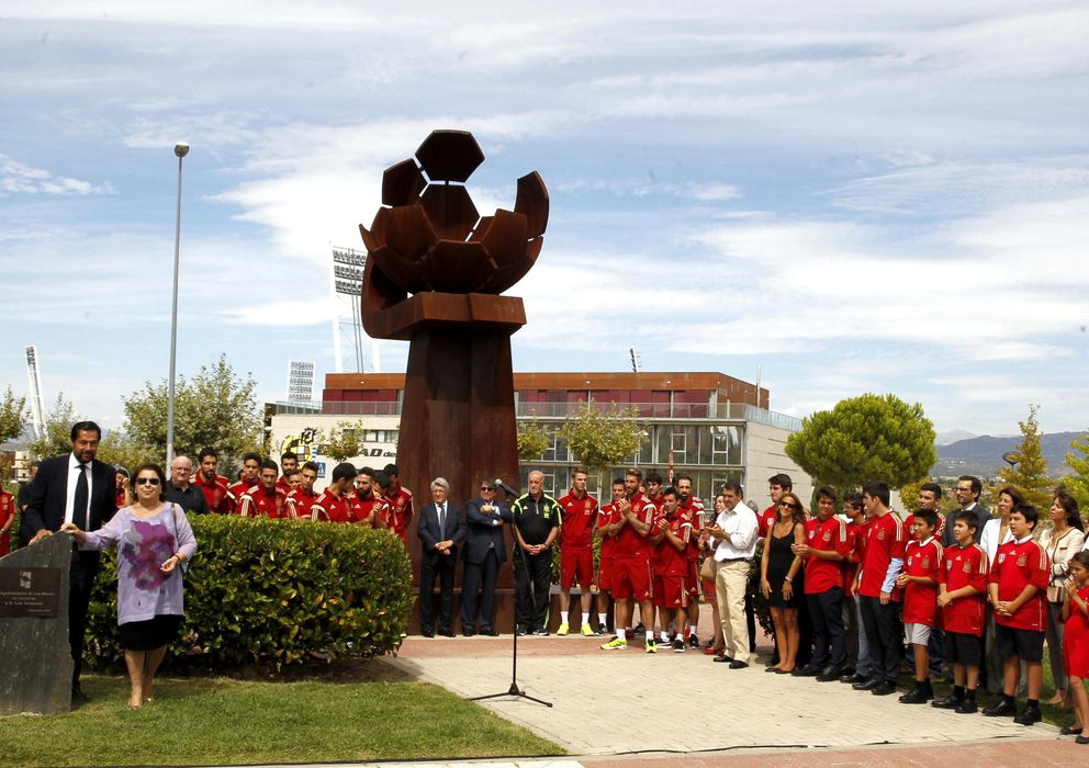 Foto: La plaza Luis Aragonés que da acceso a la Ciudad del Fútbol donde se concentran los jugadores de la selección española.