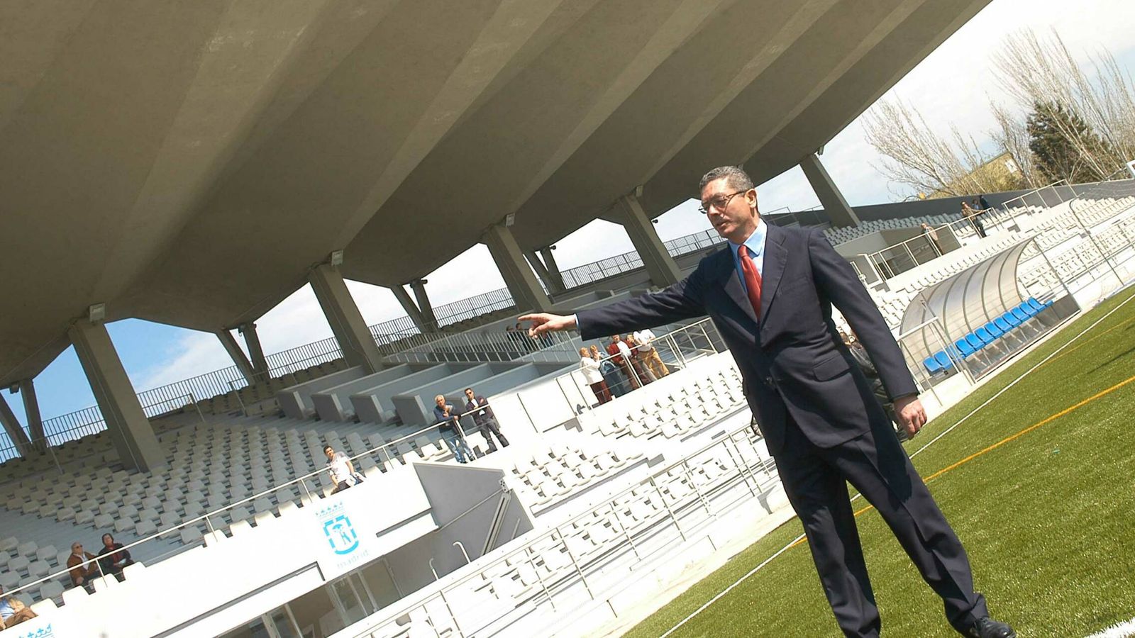Alberto Ruiz Gallardón señalando el camino el nuevo estadio. (Ayuntamiento de Madrid)