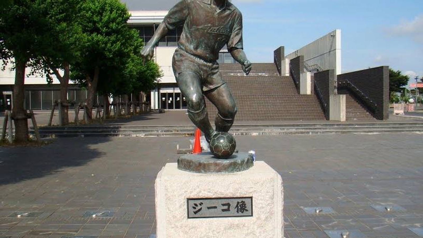 Foto: Estatua en homenaje a Zico en la plaza que da acceso a la entrada principal del Kashima Stadium (FOTO: David Ruiz) 