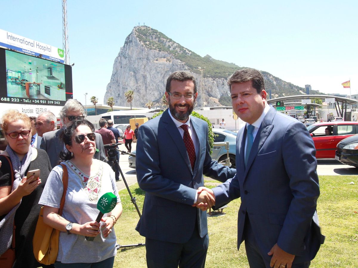 Foto: Juan Franco, alcalde de La Línea, y Fabián Picardo, ministro Principal de Gibraltar. (EFE)