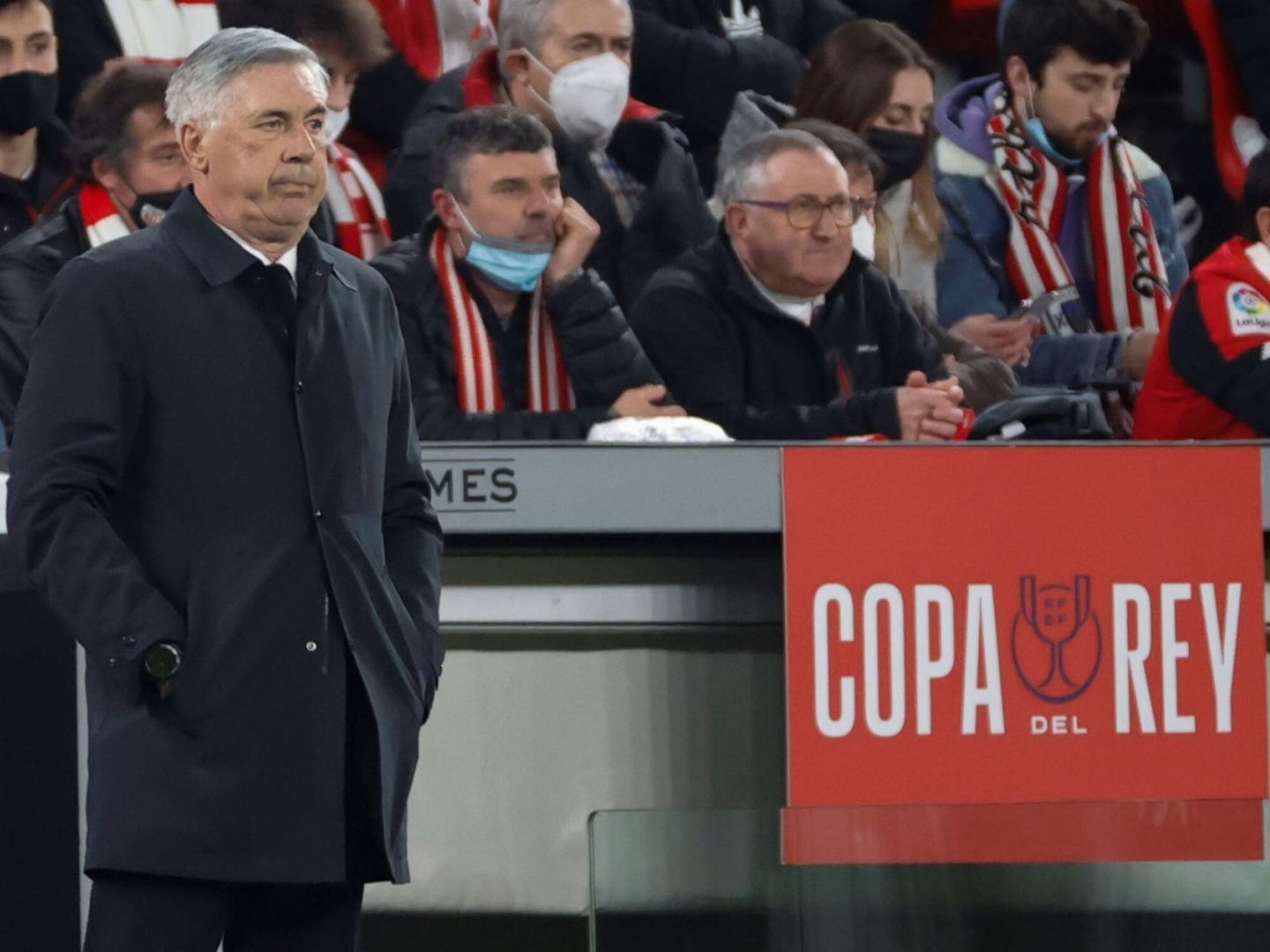 Carlo Ancelotti, con gesto serio, durante el partido en San Mamés.