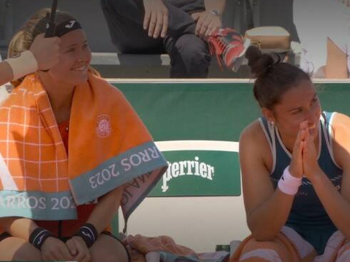 Foto: Sorribes y Bouzkova se ríen en el banquillo. (Eurosport)