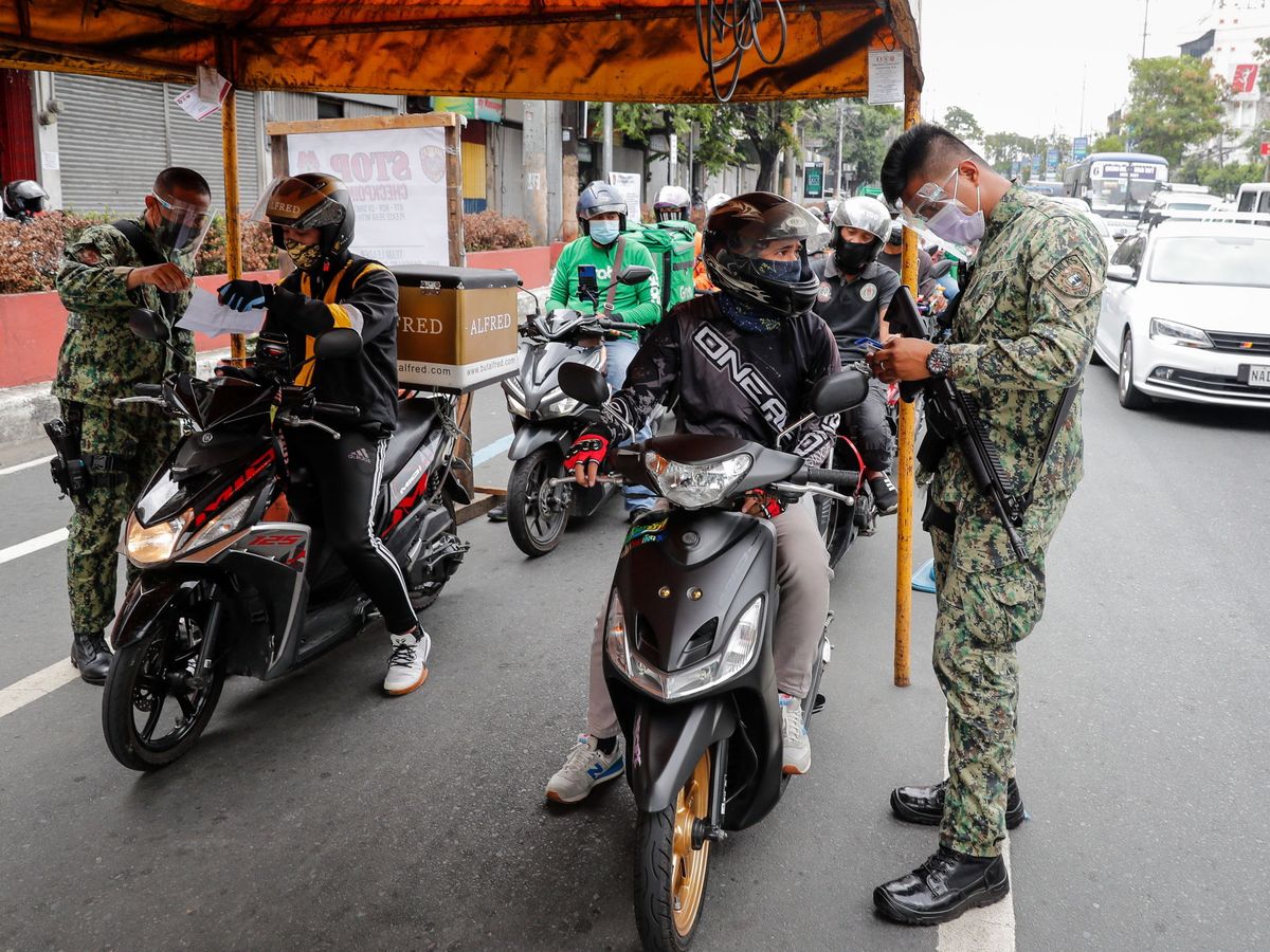 Foto: La policía filipina ha sido denunciada por tomarse demasiadas licencias (EFE EPA/Mark R. Cristino)