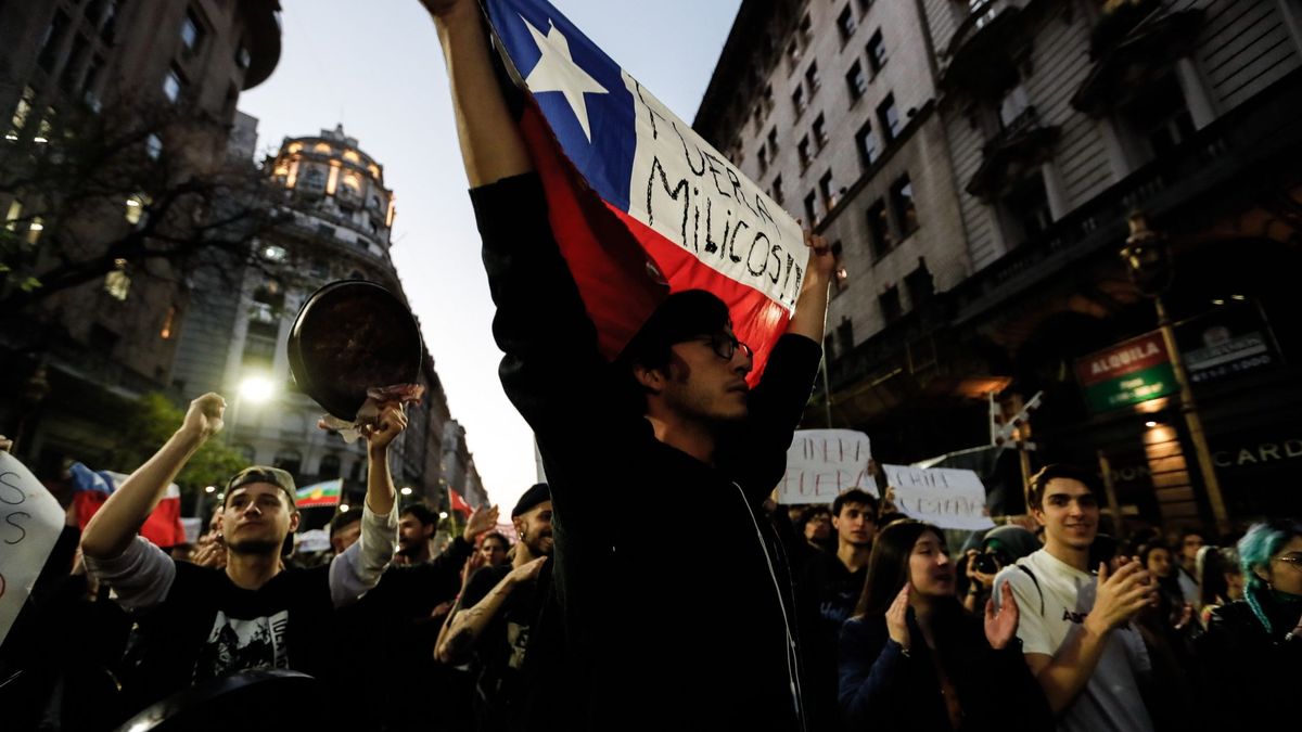 Al menos 13 muertos en Chile entre estados de emergencia, toques de queda y saqueos