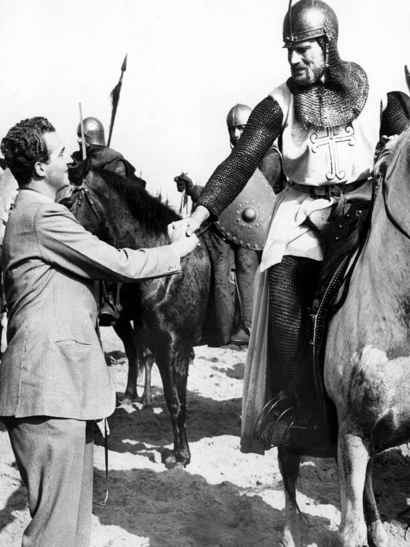 Junto al entonces príncipe Juan Carlos durante el rodaje de 'El Cid'. (CP)