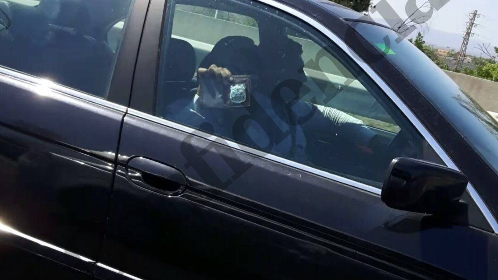 Foto: Los falsos agentes muestran su placa a un conductor que circulaba por la AP7 y que les fotografió. Foto: El Confidencial.