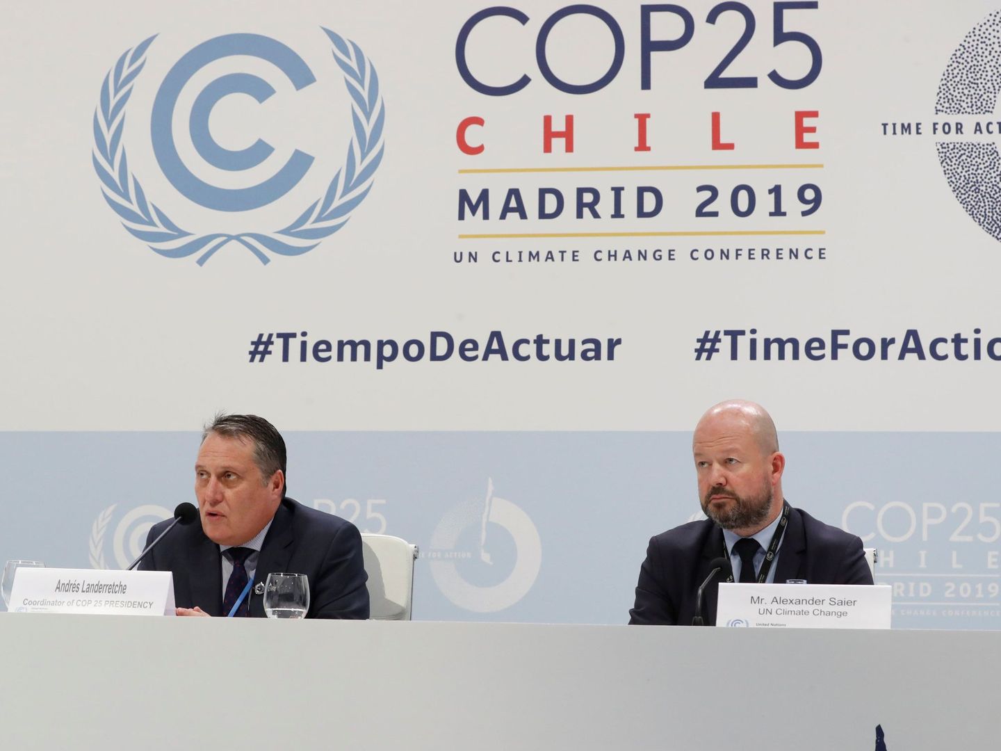 Alexander Saier, jefe de prensa de Naciones Unidas, y el coordinador de la delegación chilena en la COP25, Andrés Landarretche. Foto: EFE.