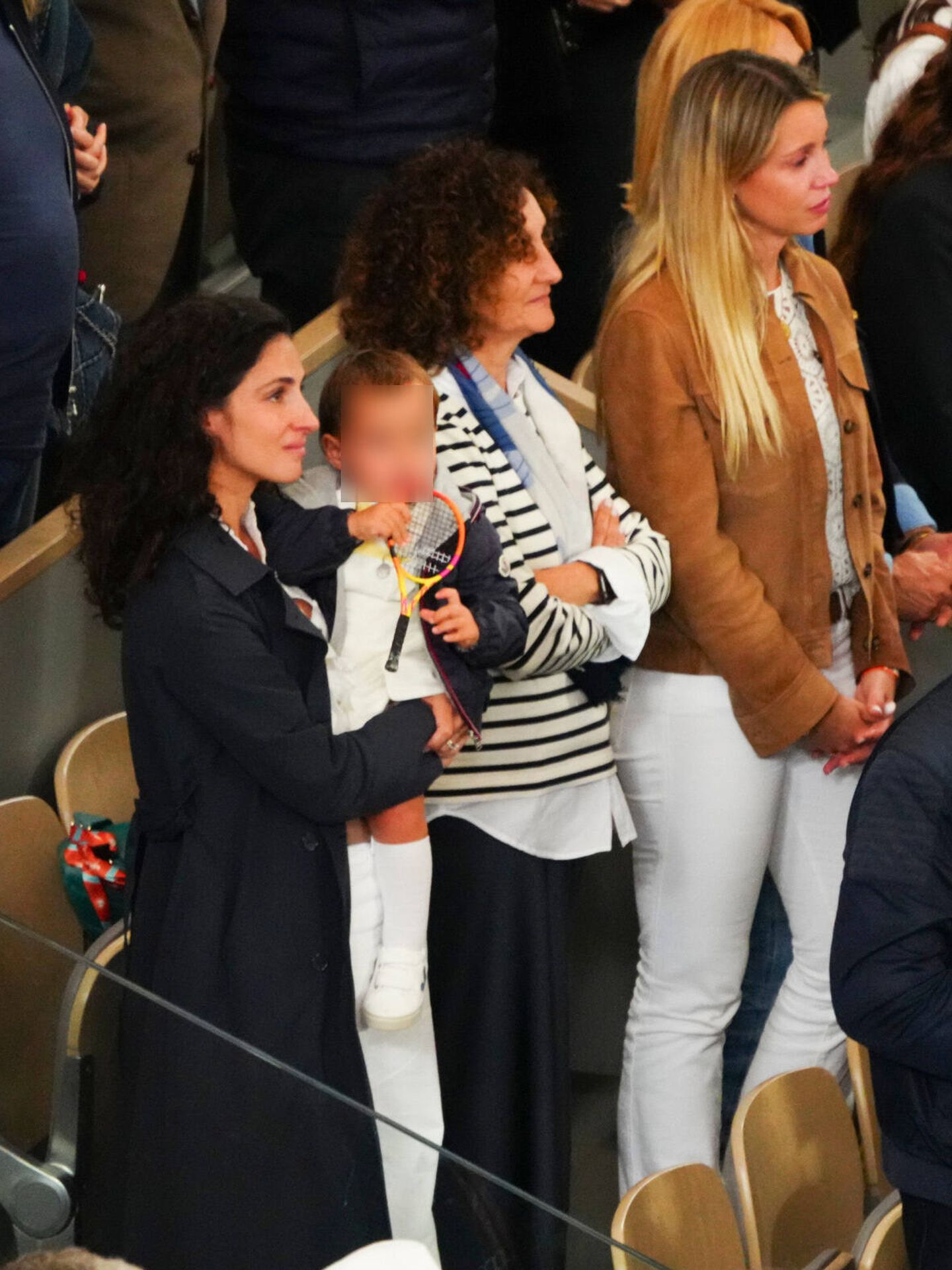 La familia de Rafa Nadal le apoya en las gradas de Roland Garros. (Gtres)
