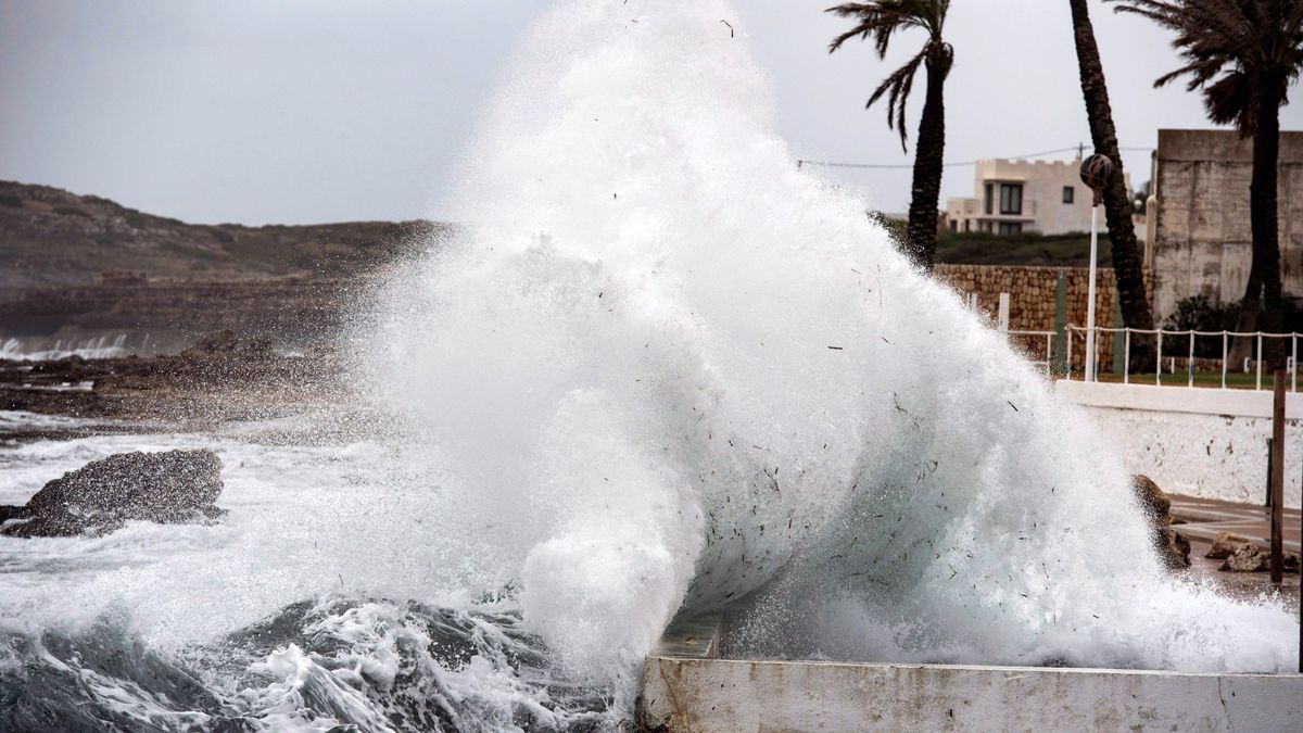 Menorca, incomunicada por mar por olas de más de 8 metros y vientos de casi 100 km/h