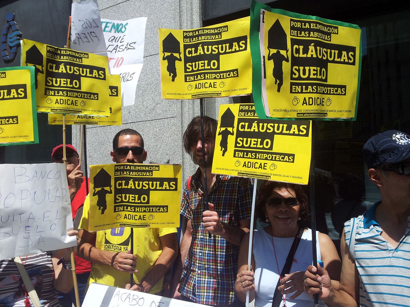 Protesta contra las cláusulas suelo de las hipotecas. (EFE)