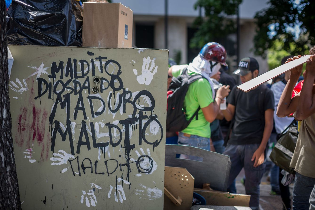 Manifestantes se reúnen en una plaza en Caracas, el 20 de mayo de 2017. (EFE)