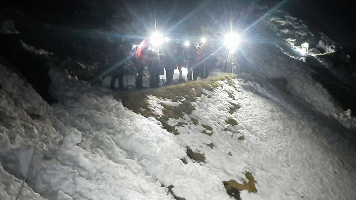 Rescatan a once personas atrapadas en el hielo y la nieve en Picos de Europa